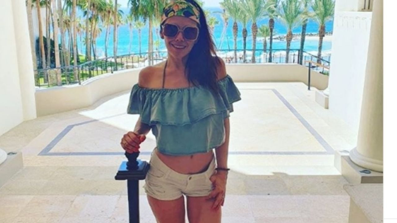 Sofía Villalobos deleita pupilas por todo Televisa al lucirse en ‘Hoy’ con relajado y coqueto ‘outfit’ oscuro