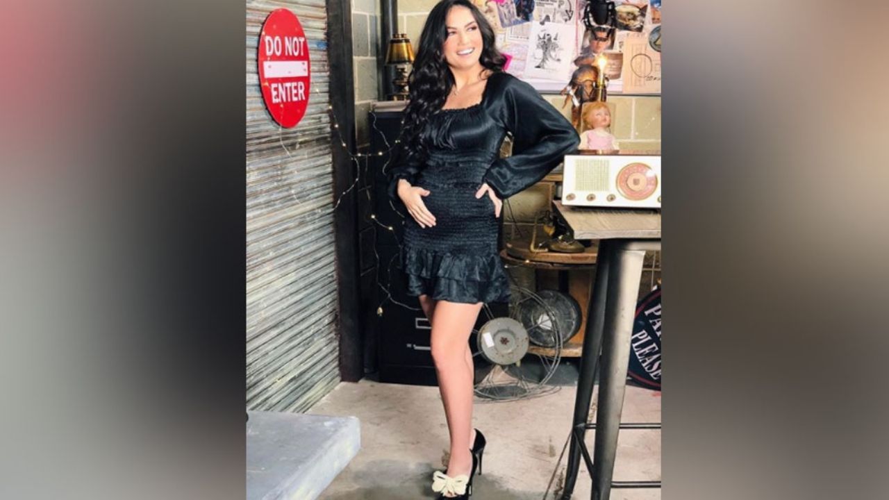 Conductora de ‘Sale el Sol’ provoca los nervios al lucir colorido atuendo ¡en tacones!