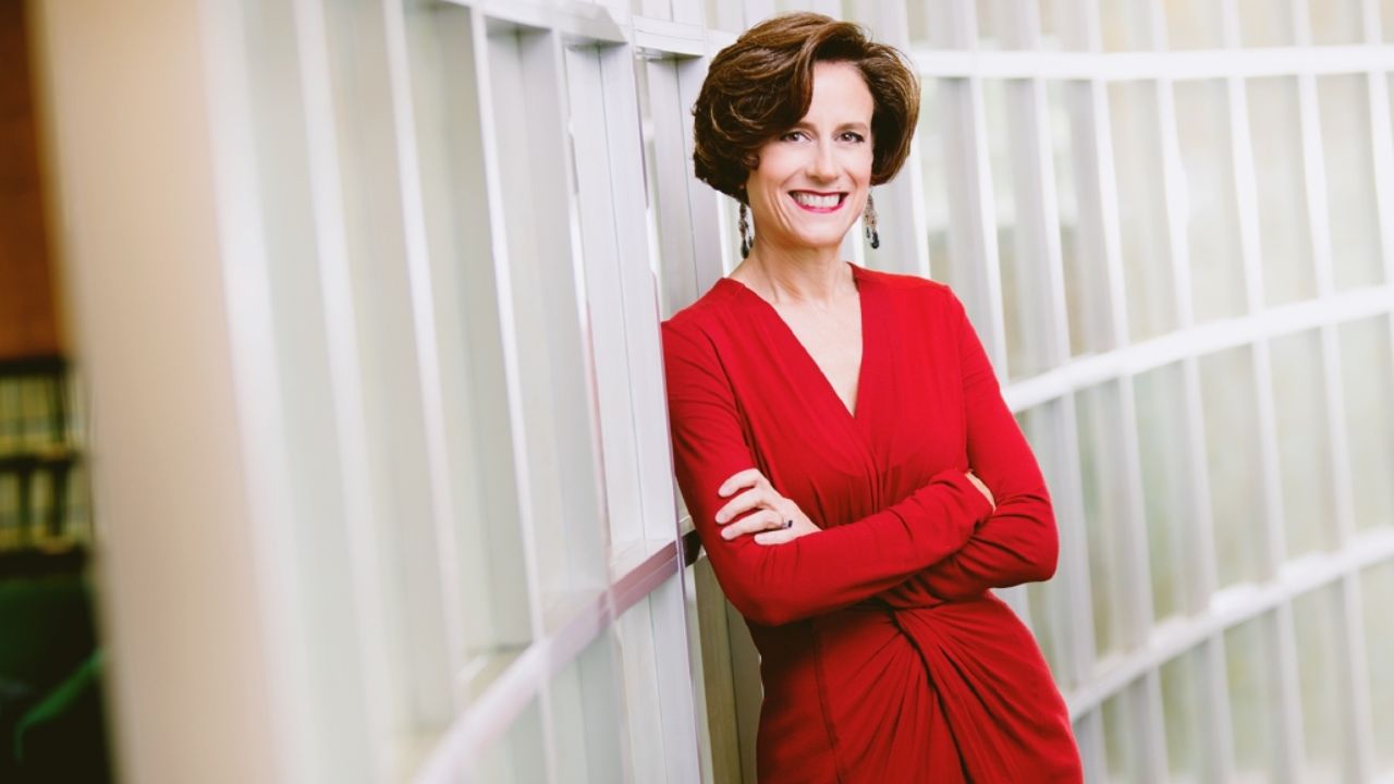 Denise Dresser cumple su palabra y ‘perrea’ al ritmo de Maluma