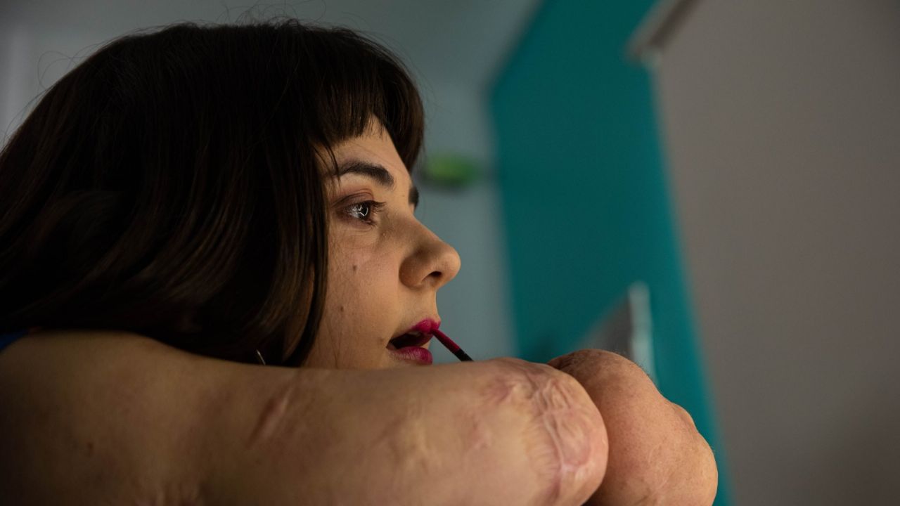 Chica argentina con brazos amputados, se hace viral por sus videos de maquillaje