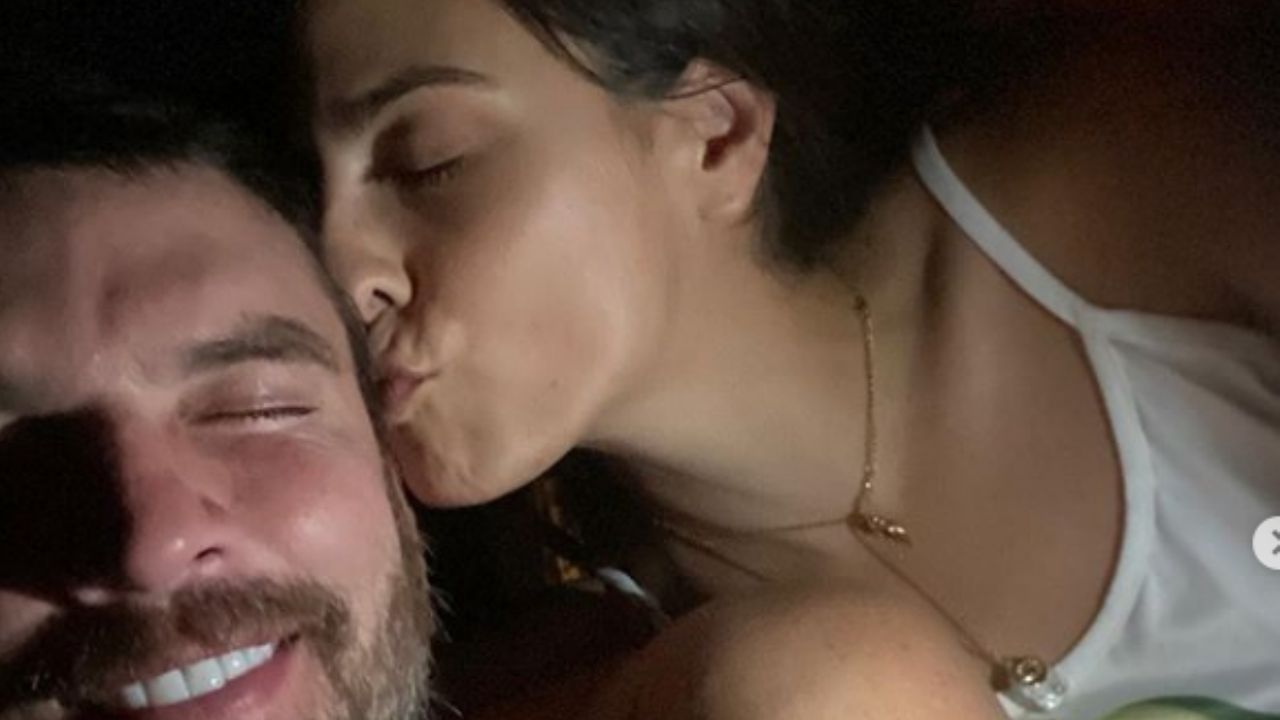 ¡En tu cara Marjorie! Julián Gil derrocha miel junto a su nueva novia tras salir del hospital