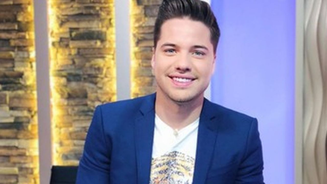 ¿Hay amor? William Valdés sorprende a conductora de ‘VLA’ con peculiar presente