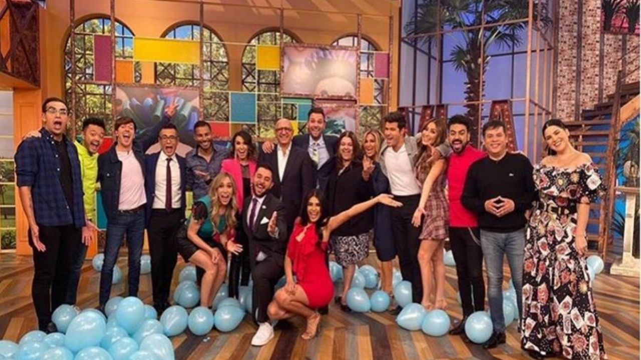 “Se viste de mujer”: Conductor de ‘VLA’ en TV Azteca es devorado y exhiben sus ‘preferencias’