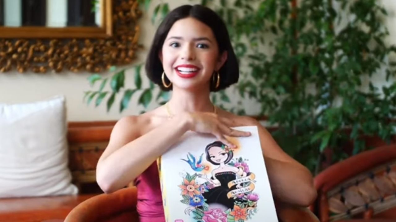VIDEO: Ángela Aguilar presume su propia muñeca y así de increíble luce