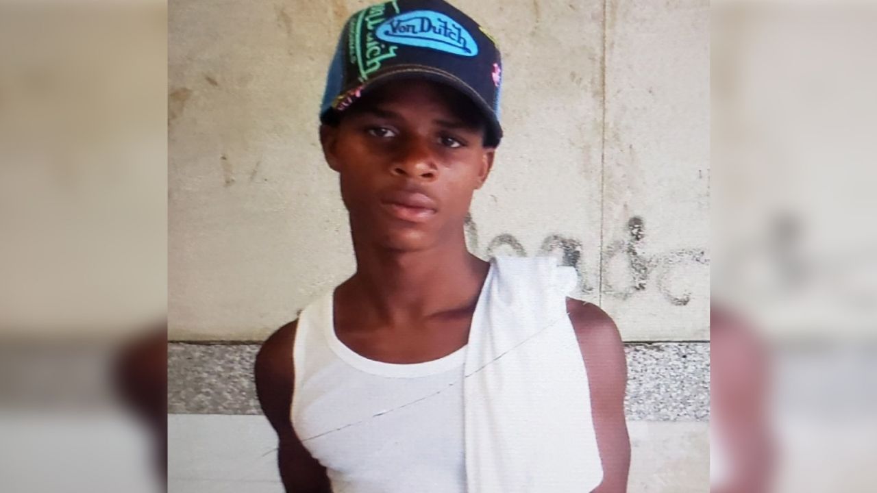 Afroamericano de 18 años muere de un balazo en el pecho por la policía de EU