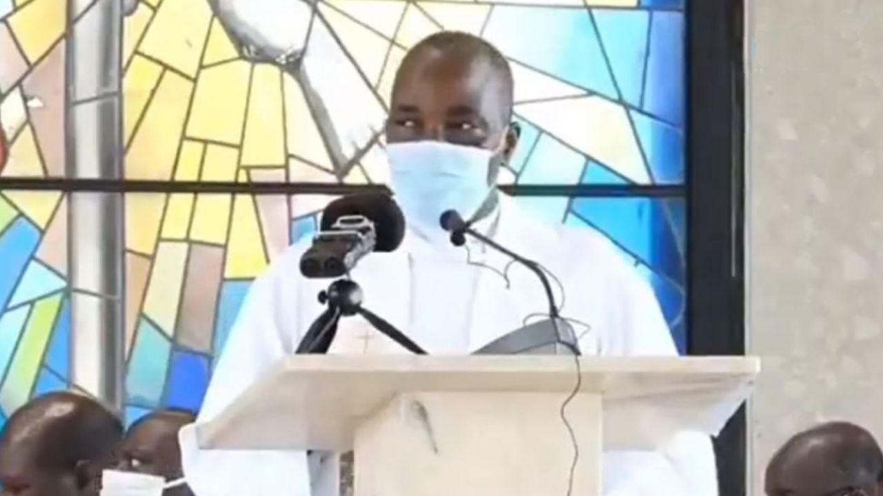 VIDEO: Sacerdote muere de manera inesperada durante una misa en Camerún