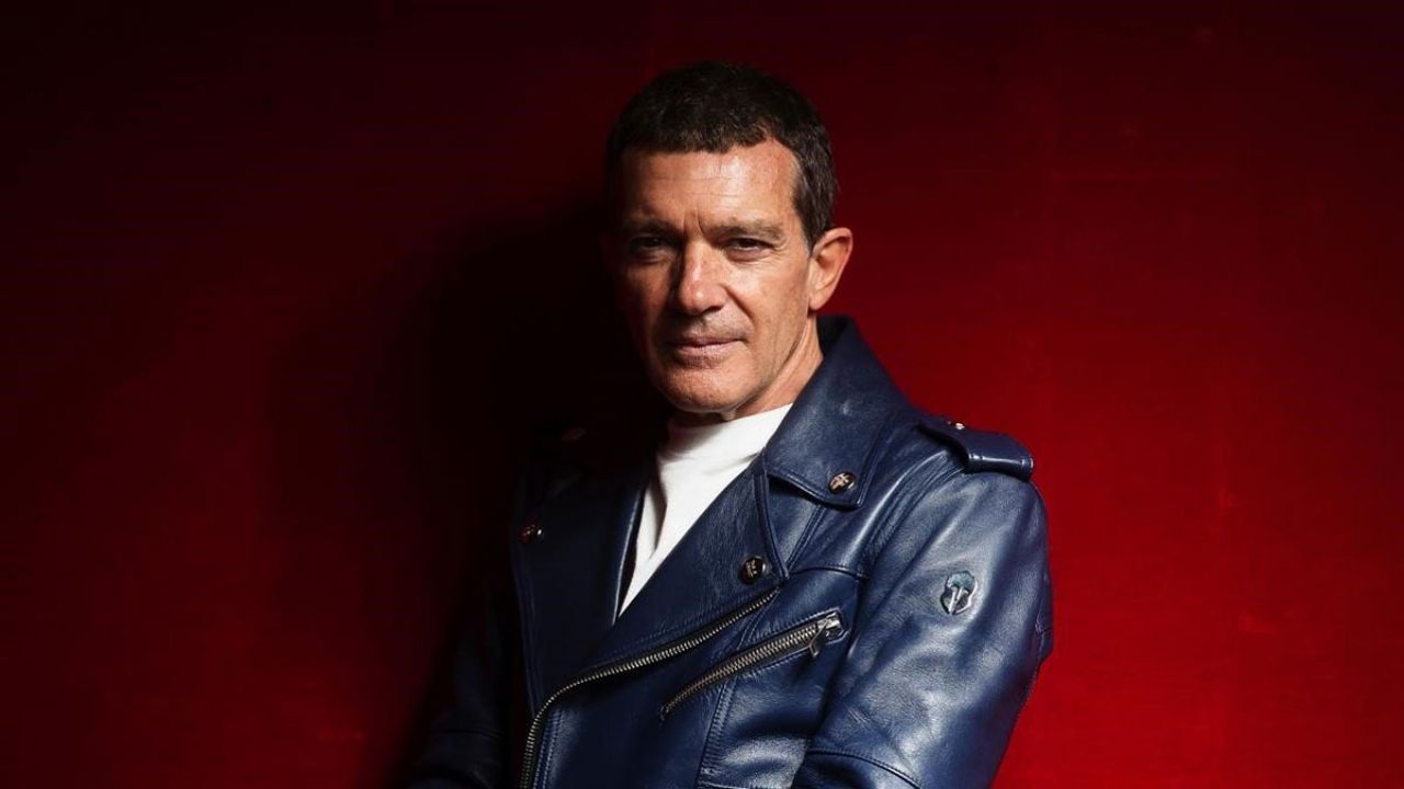 Antonio banderas: tras recuperarse del Covid-19, da un paseo en ‘scooter’ en Málaga