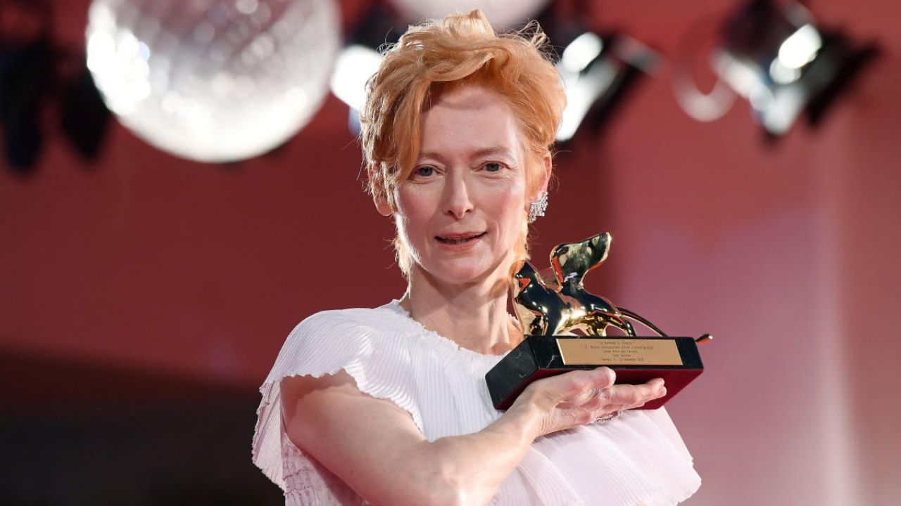 Tilda Swinton gana el ‘León de Oro Honorífico’ en Venecia y homenajea a Chadwick Boseman