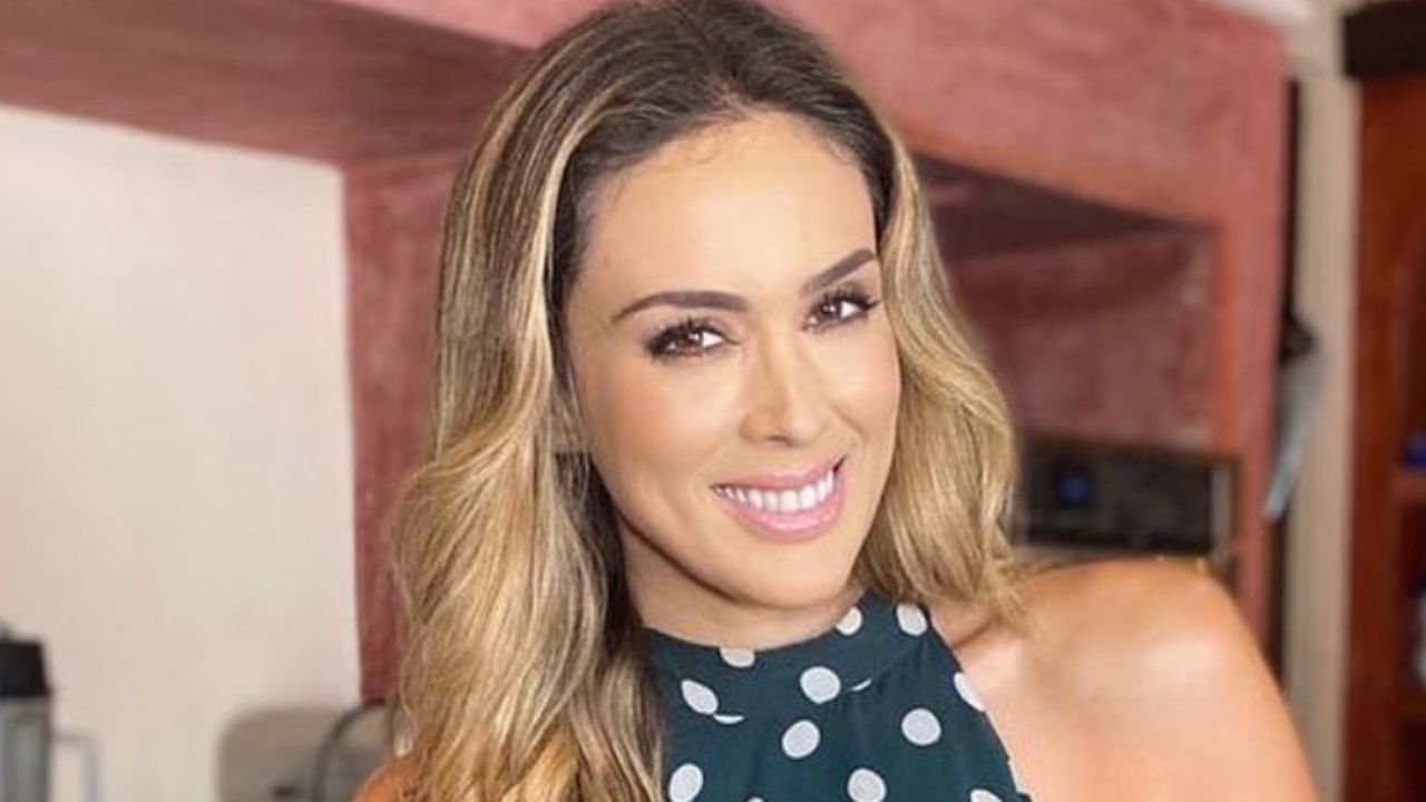 Tras final de ‘La Voz’, así disfruta Jacky Bracamontes sus vacaciones en la playa