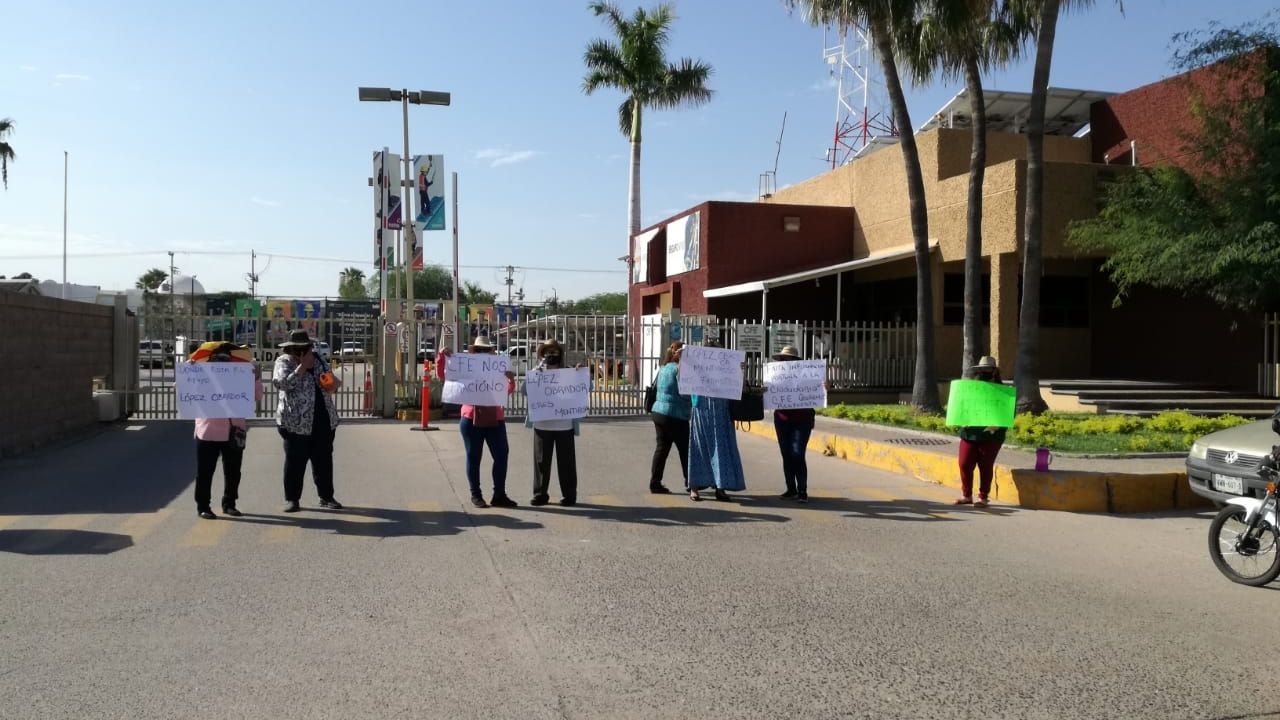 Se manifiestan familias en oficinas de la CFE por altos costos de facturación durante el Covid-19