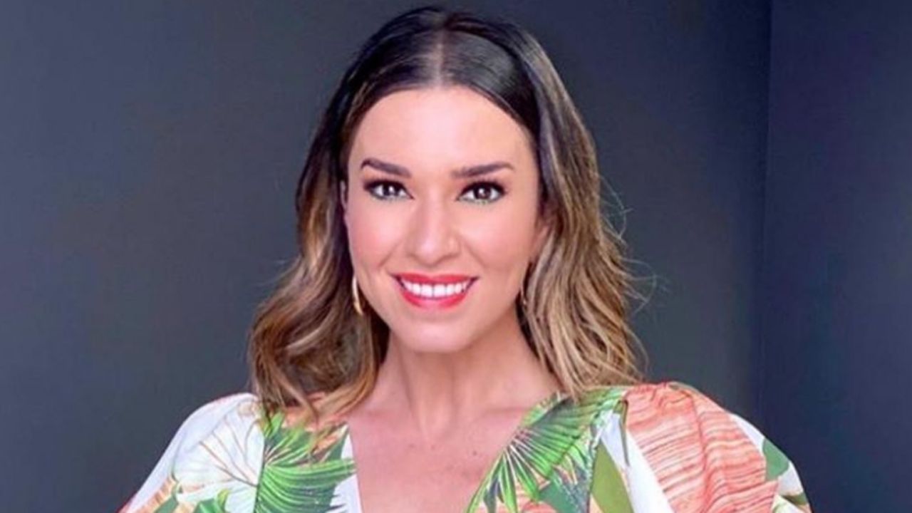 Instagram: Laura G presume sus increíbles piernas con minifalda blanca