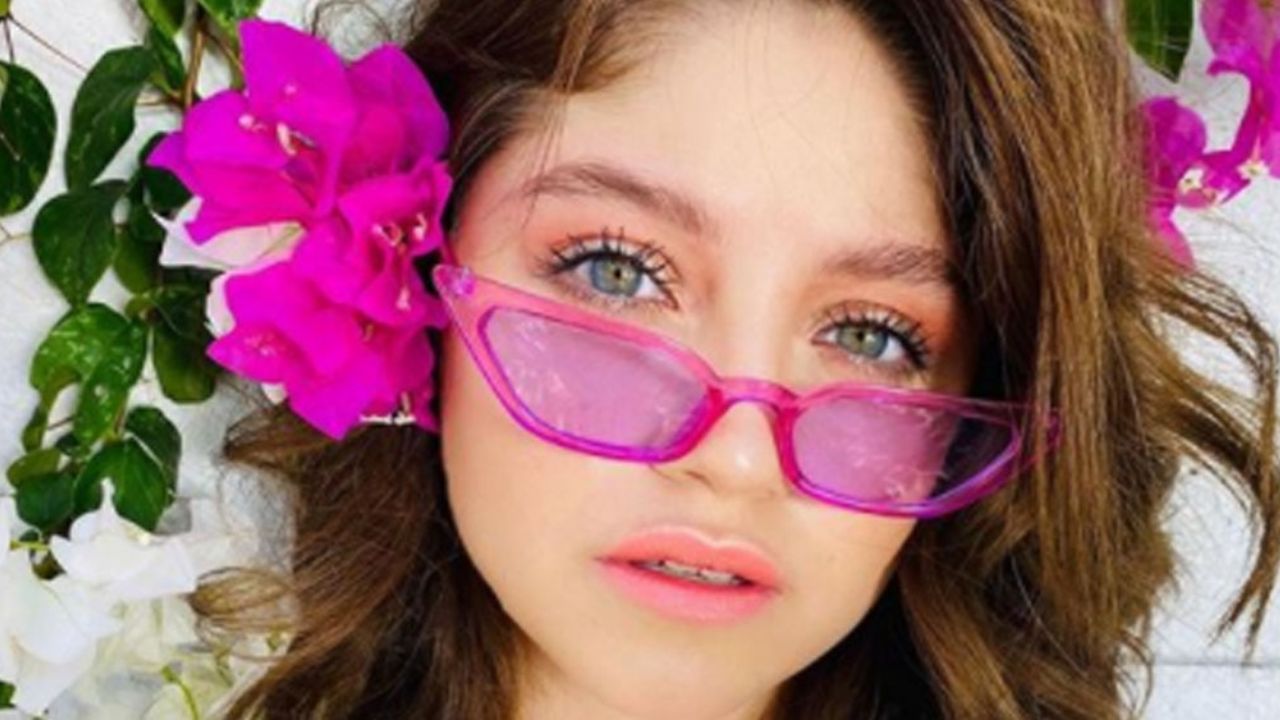 Internautas encuentran a la posible gemela perdida de Karol Sevilla; también es artista
