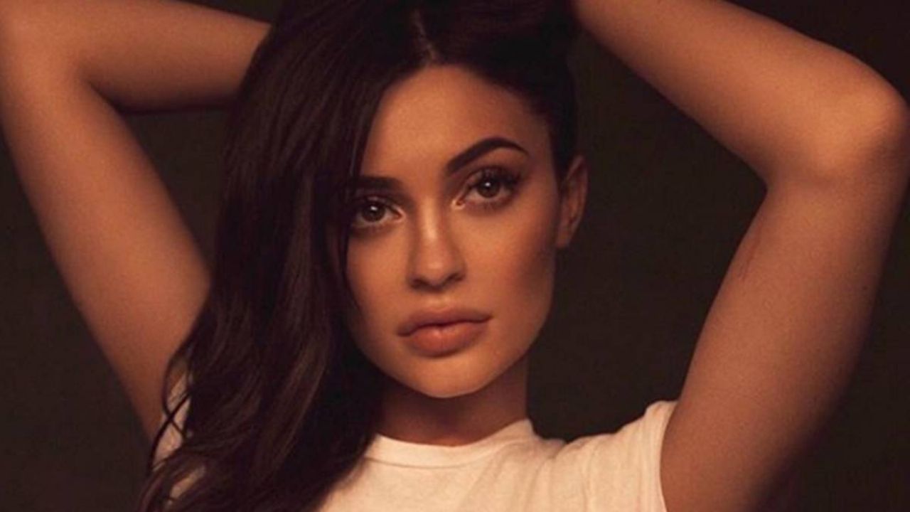 Kylie Jenner comparte su ‘look’ casual, frente a su mansión en Los Ángeles