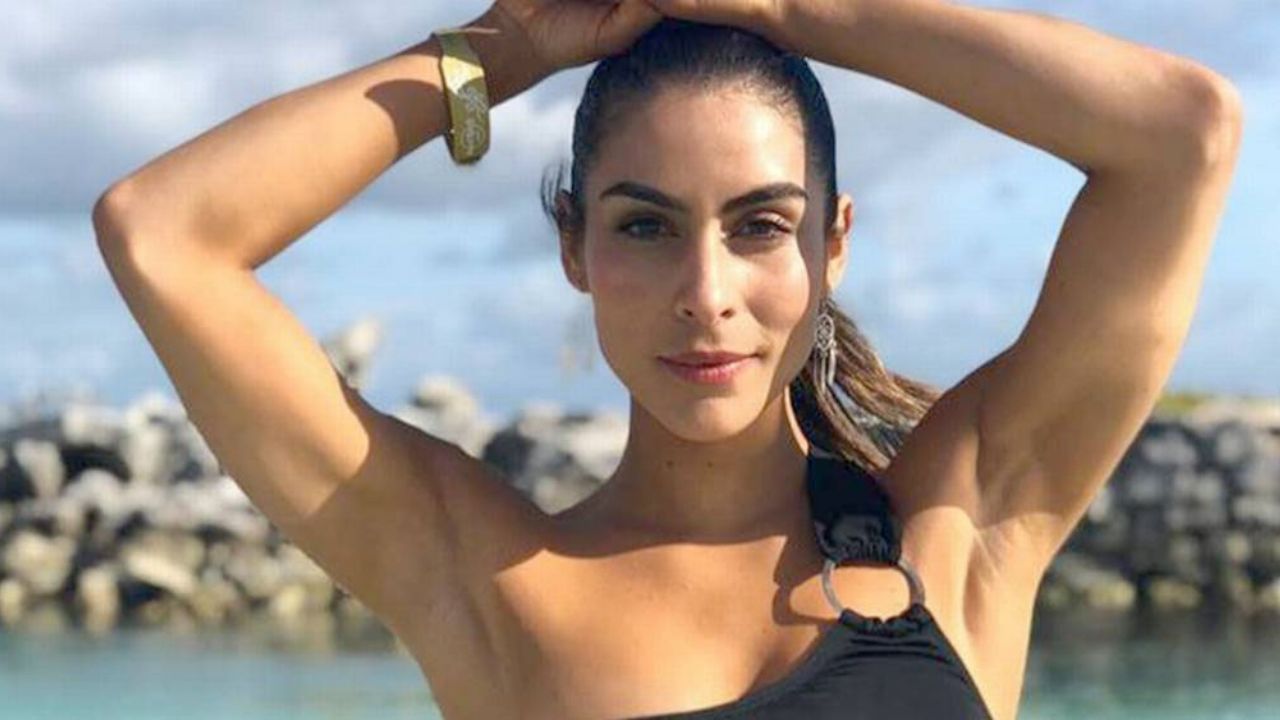 Previo a probar los “mezcales”, María León presume su escultural abdomen