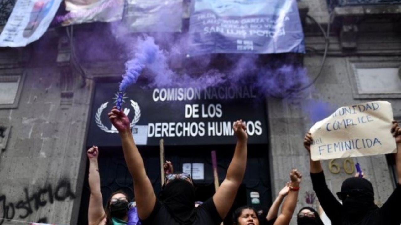 “No nos vamos a mover”: Feministas que tomaron la CNDH se mantienen firmes