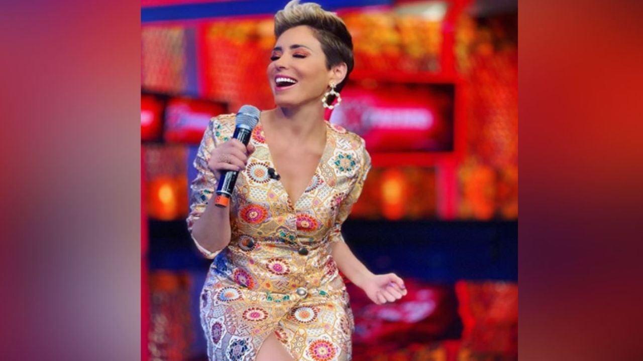 A sus 46 años, Carmen Muñoz deleita pupilas con coqueto vestido de mezclilla