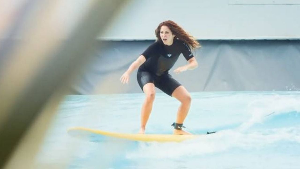 Shakira presume ser una reina de las olas al demostrar su talento para el surf