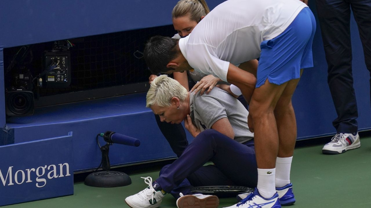 Djokovic es descalificado del US Open por pelotazo a jueza; ofreció disculpas en redes