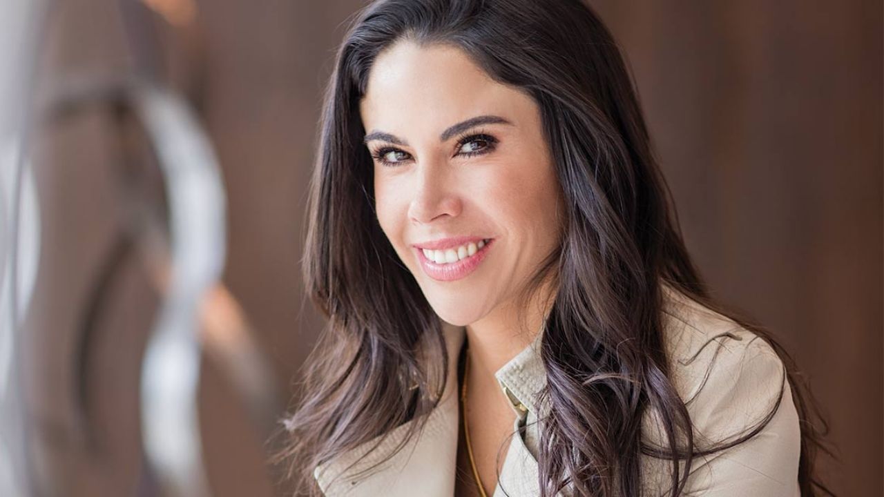 ¿Sin pintura y despeinada? Así es como Paola Rojas conquista el foro de Televisa: “Chulada”