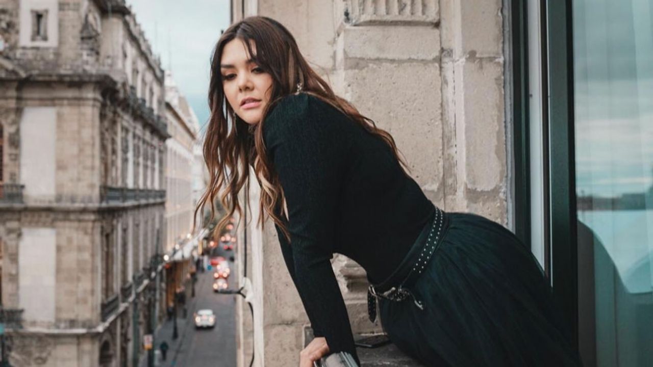 Instagram: Yuridia comparte fotografía luciendo espectacular vestido rosa