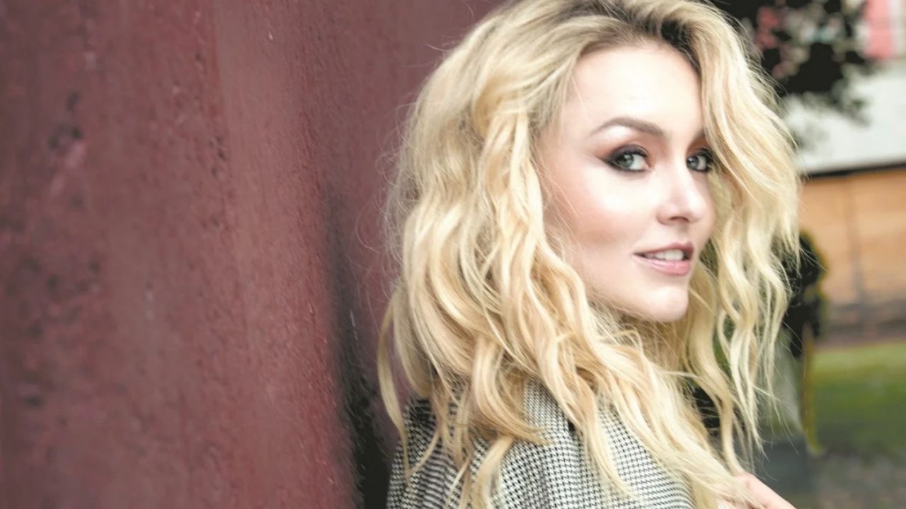 Angelique Boyer derrite a Sebastián Rulli e impacta en Instagram al lucirse junto a las olas del mar