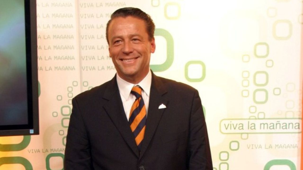 Exhiben a exconductor de Televisa y lo destrozan por hacer fiesta sin cuidados: “Llevó mariachi”