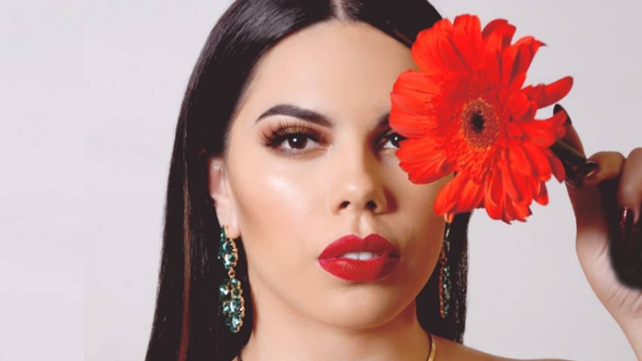 Lizbeth Rodríguez, exchica Badabun, celebra mes patrio con vestido mexicano