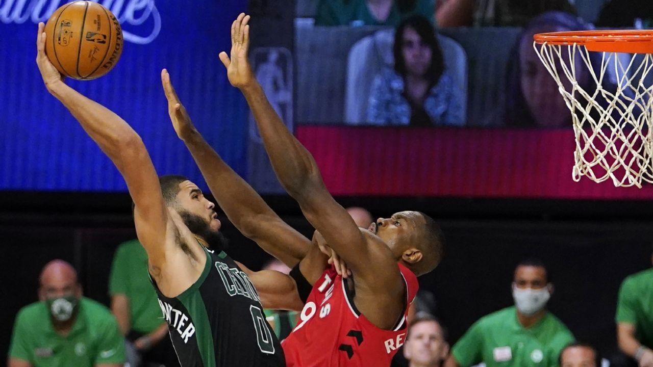 Celtics domina a Raptors y se colocan a un juego de ‘extinguir’ al campeón