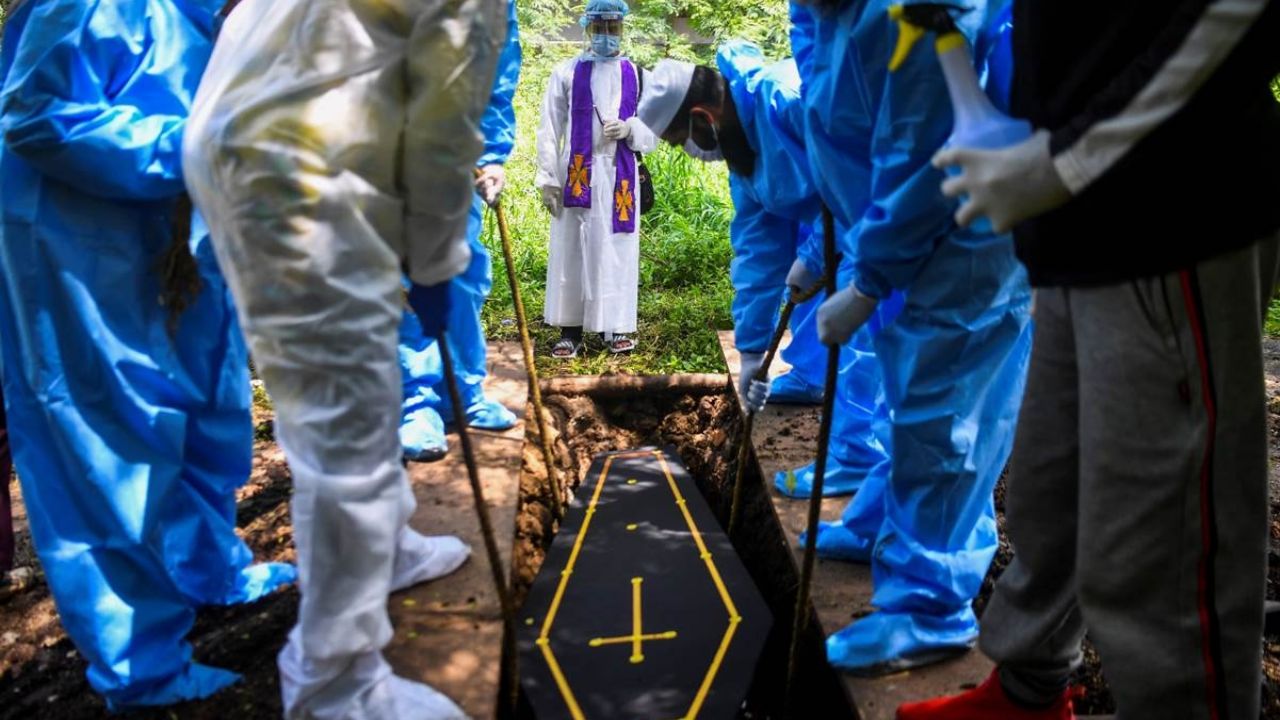 India y su peor día de la crisis sanitaria: Ocupa segundo lugar en contagios y bate récord de muertes diarias