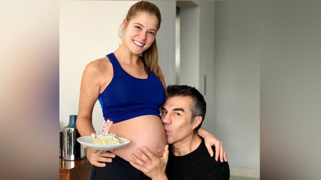 Adrián Uribe recibe esta muestra de cariño de parte de su novia y madre de su hija