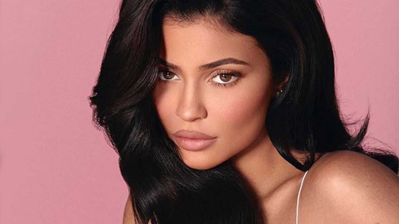 Kylie Jenner comparte ‘selfie’ frente al espejo en Instagram: “Extravagante”