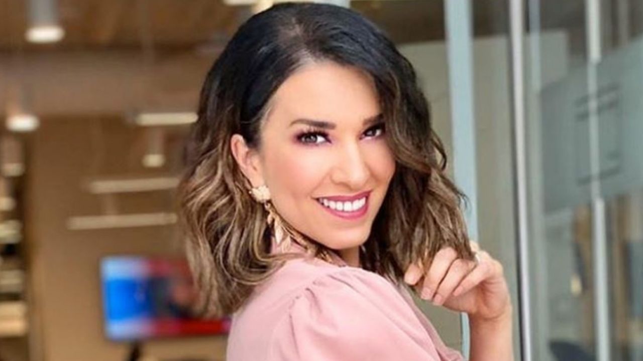 Laura G enamora a sus fans con deslumbrante vestimenta de corazones