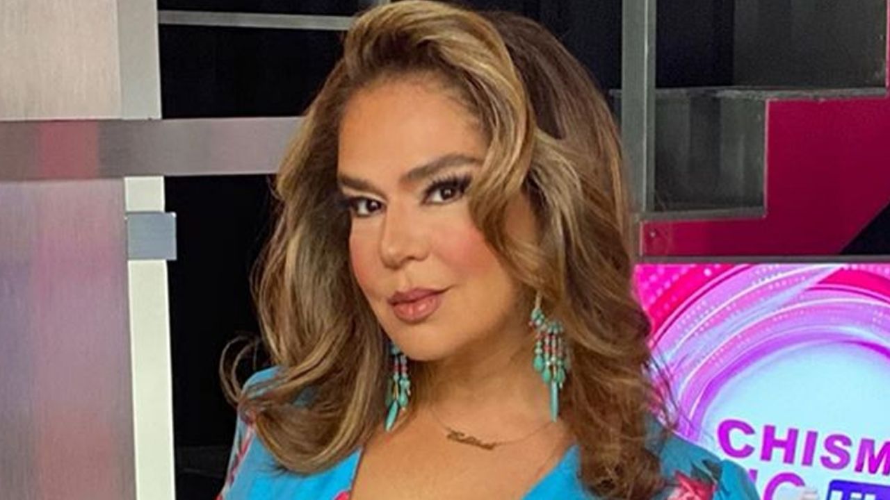 Elisa Beristain, conductora de ‘Chisme No Like’, luce radiante en ‘outfit’ negro