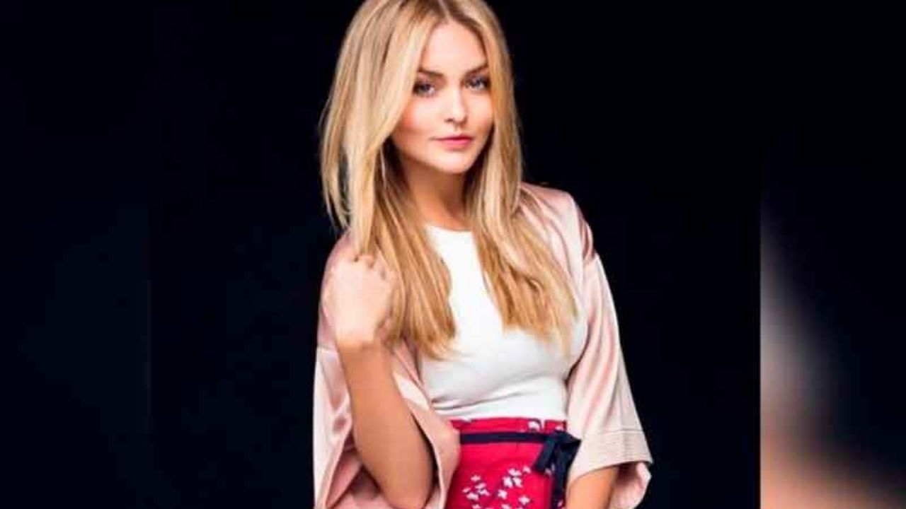 Angelique Boyer derrite a Sebastián Rulli al lucirse en tremendo ‘outfit’ de víbora junto a las olas del mar