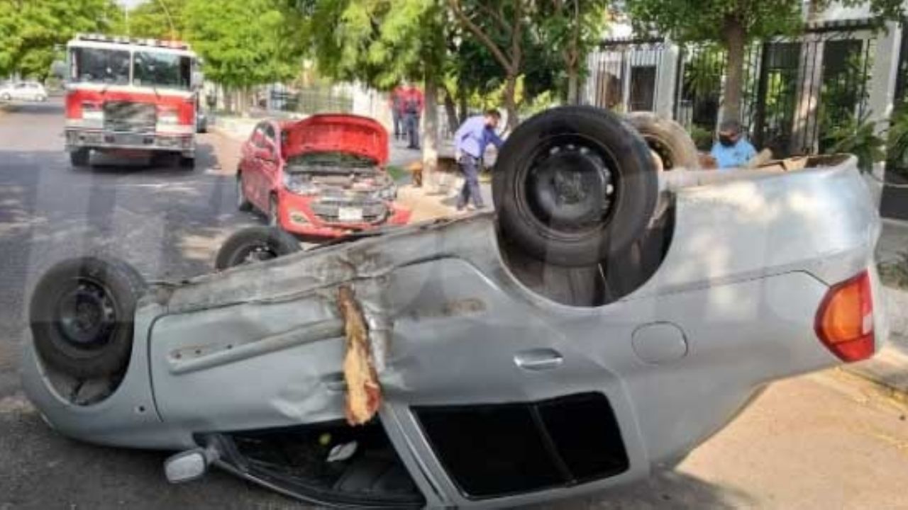 Ciudad Obregón: Aparatoso choque entre dos sedán desencadena una volcadura