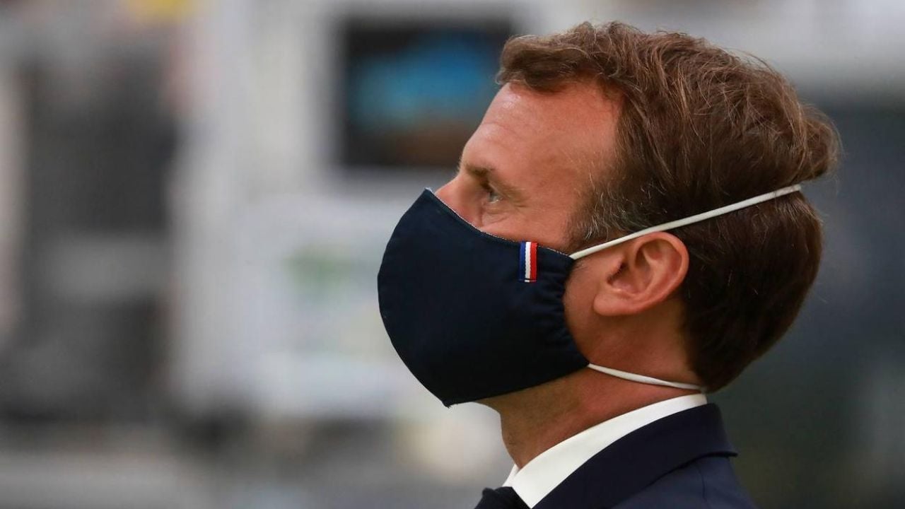 VIDEO: Macron tose en la cara de unos estudiantes y ¡sin su mascarilla!