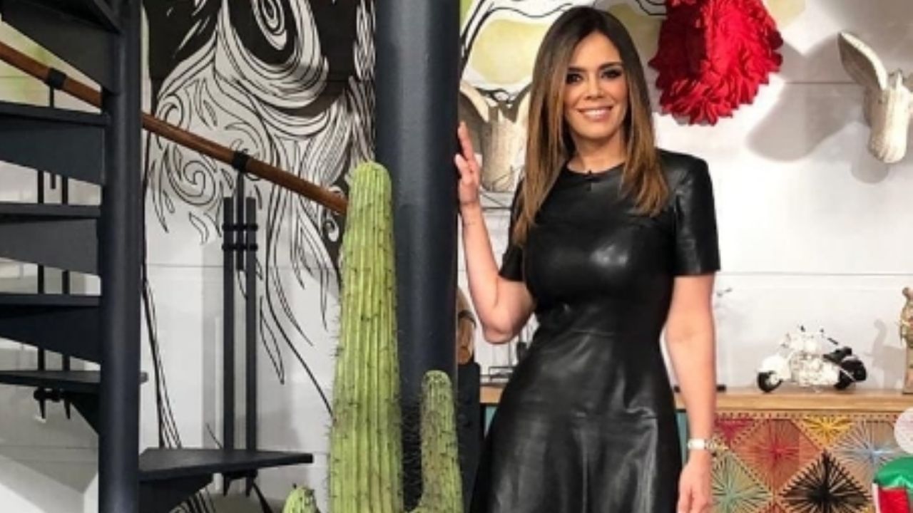 Sofía Villalobos hace vibrar Televisa al lucirse en ‘Hoy’ con radiante ‘outfit’ oscuro