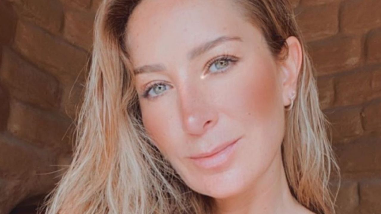 Geraldine Bazán presume lo larga que está su cabellera tras el encierro