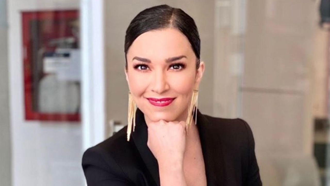 Laura G regala cariño en Instagram con increíble atuendo de corazones