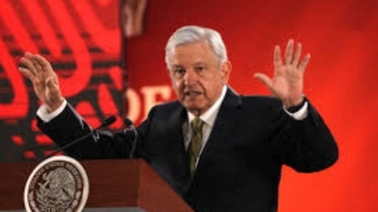 AMLO, molesto con el INE por no poder llamar “conservadores” a sus opositores