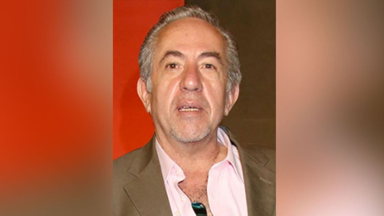 Tras ser diagnosticado con EPOC, Ricardo Hill es captado mientras fuma en calles de la CDMX