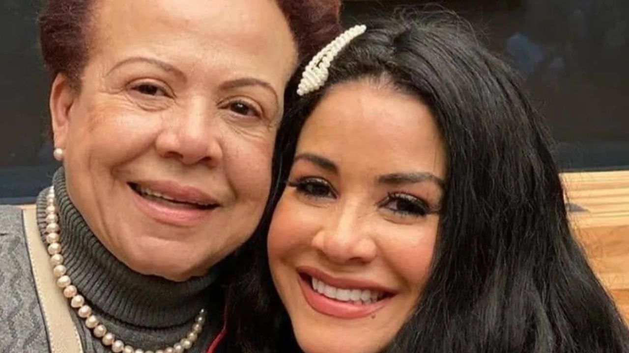 Mamá de Carolina Sandoval ‘explota’ contra reportero por ‘pleito’ con productor de Telemundo