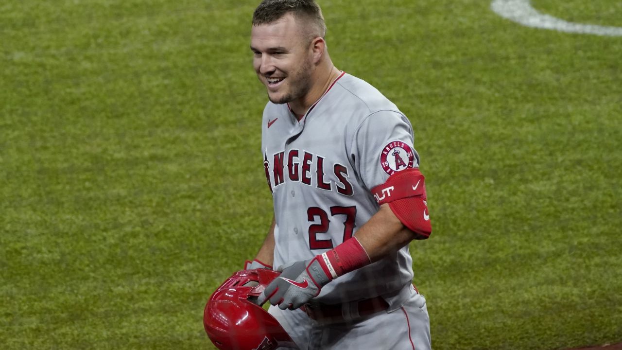 Los Angelinos se imponen ante Rangers con jonrones de Trout y Walsh