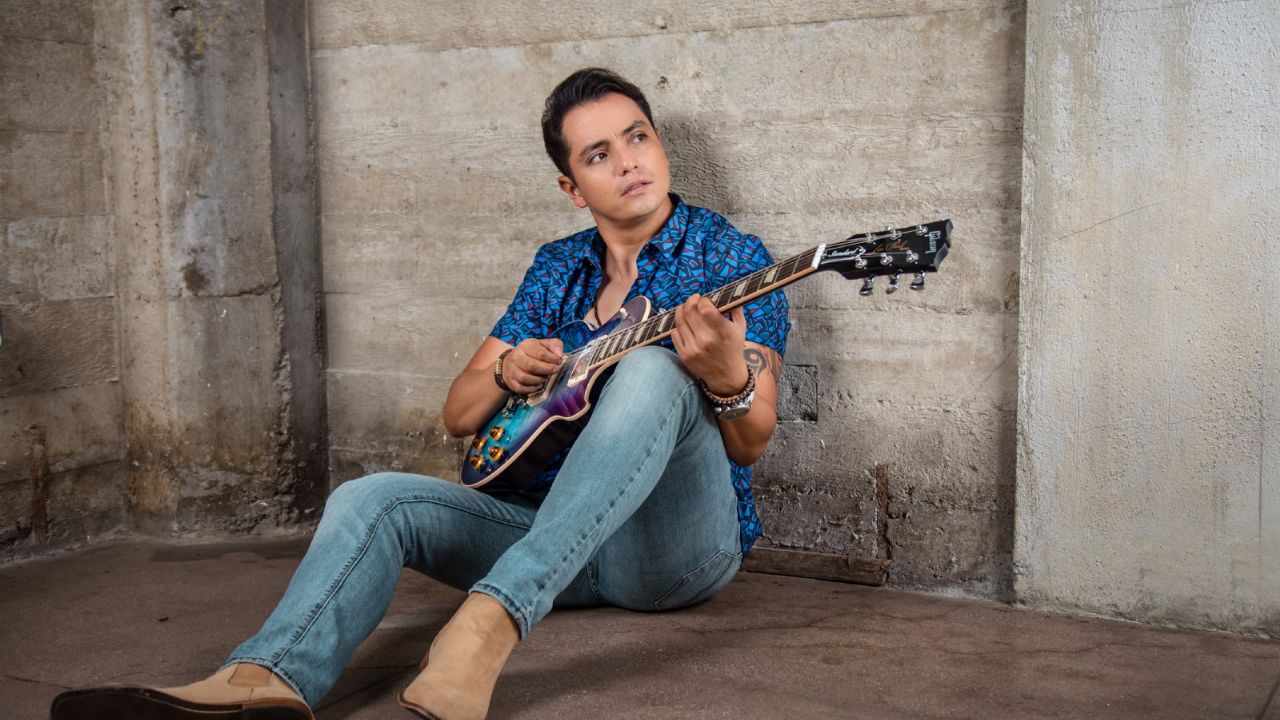 Conoce el estilo rockmántico del cantante Fehr Rivas