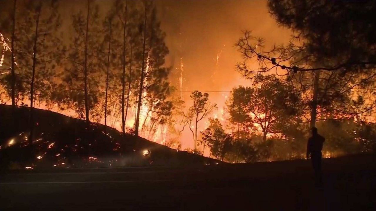 Uno de los incendios que azotan a California deja saldo de 10 muertes