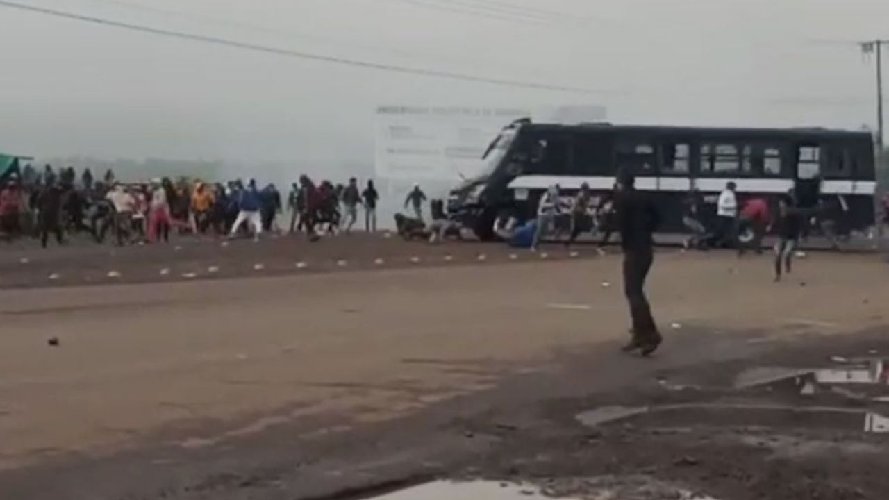 (VIDEO) Camión embiste a estudiantes durante enfrentamiento en Tiripetío