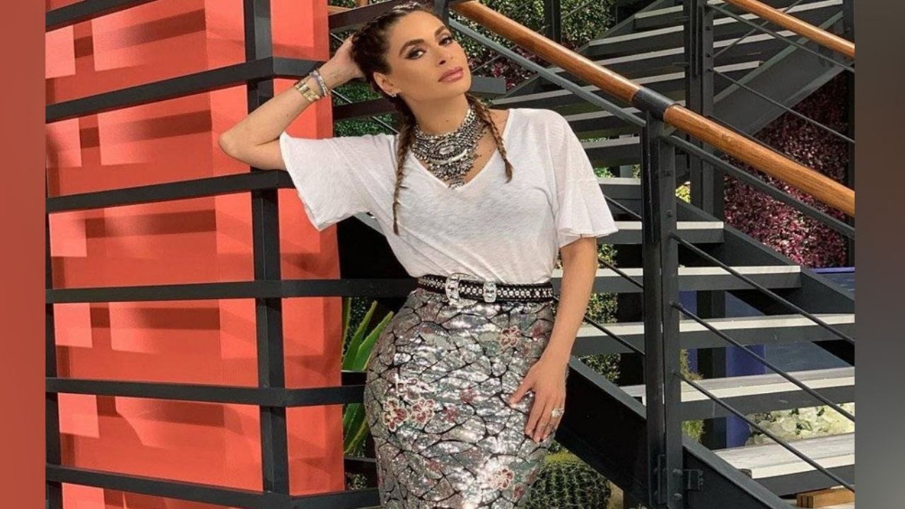 ¿Descalza? Galilea Montijo se pone su vestido más relajado y revoluciona las redes