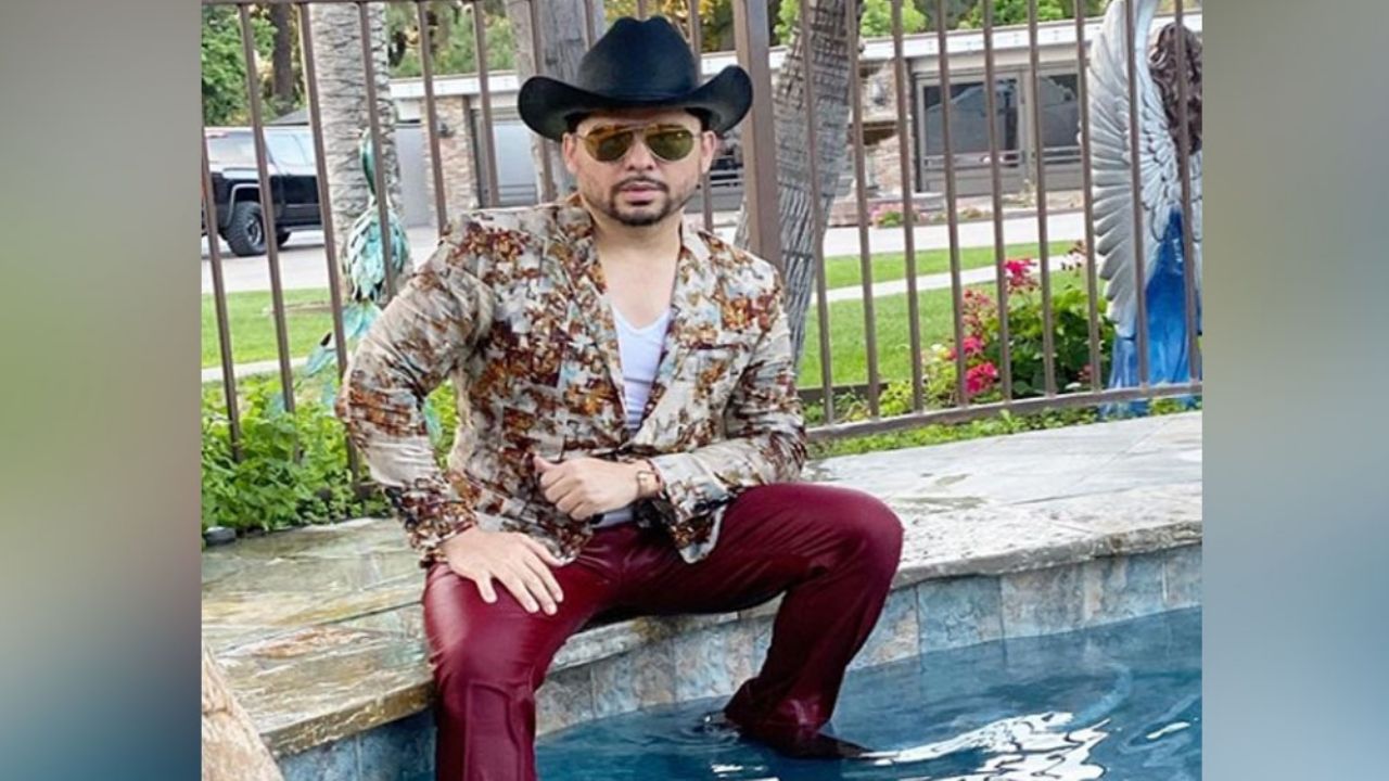 Inesperado: Larry Hernández se ‘mete’ a la alberca en botas ¡y hasta con sombrero!