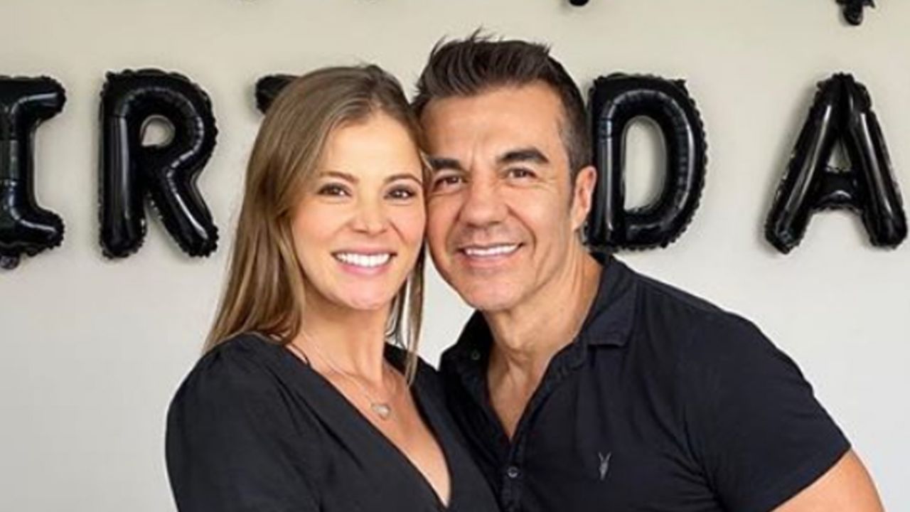 A semanas del parto, Adrián Uribe presume barriga de embarazada de su novia