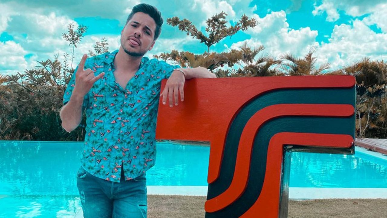 ¡Guapísimo! William Valdés disfruta de la piscina en Punta Cana y deleita sus fans de Instagram